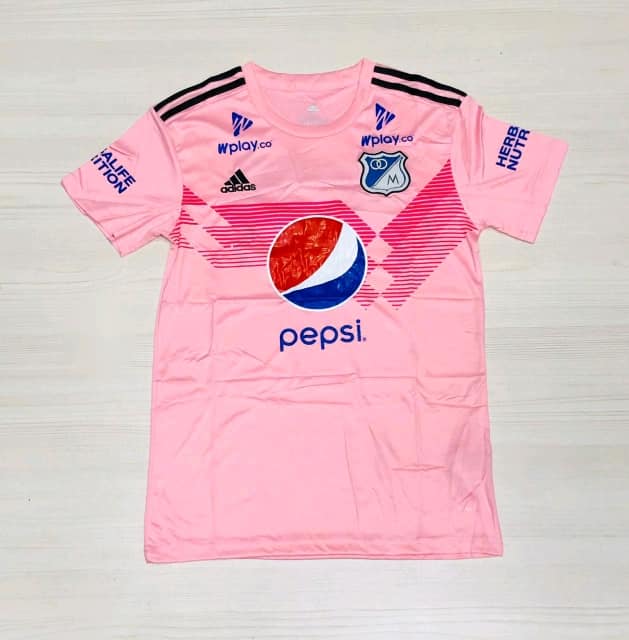La camiseta de la discordia Una destacada imagen dejó Millonarios en su primer partido amistoso, en Estados Unidos, al empatar 2-2 con el Hertha Berlín de Alemania. Sin embargo, uno de los aspectos que llamó la atención del encuentro, disputado el pasado miércoles, fue el uniforme que utilizó el 15 veces campeón de Colombia: una indumentaria compuesta por una camiseta de color naranja y pantaloneta blanca.