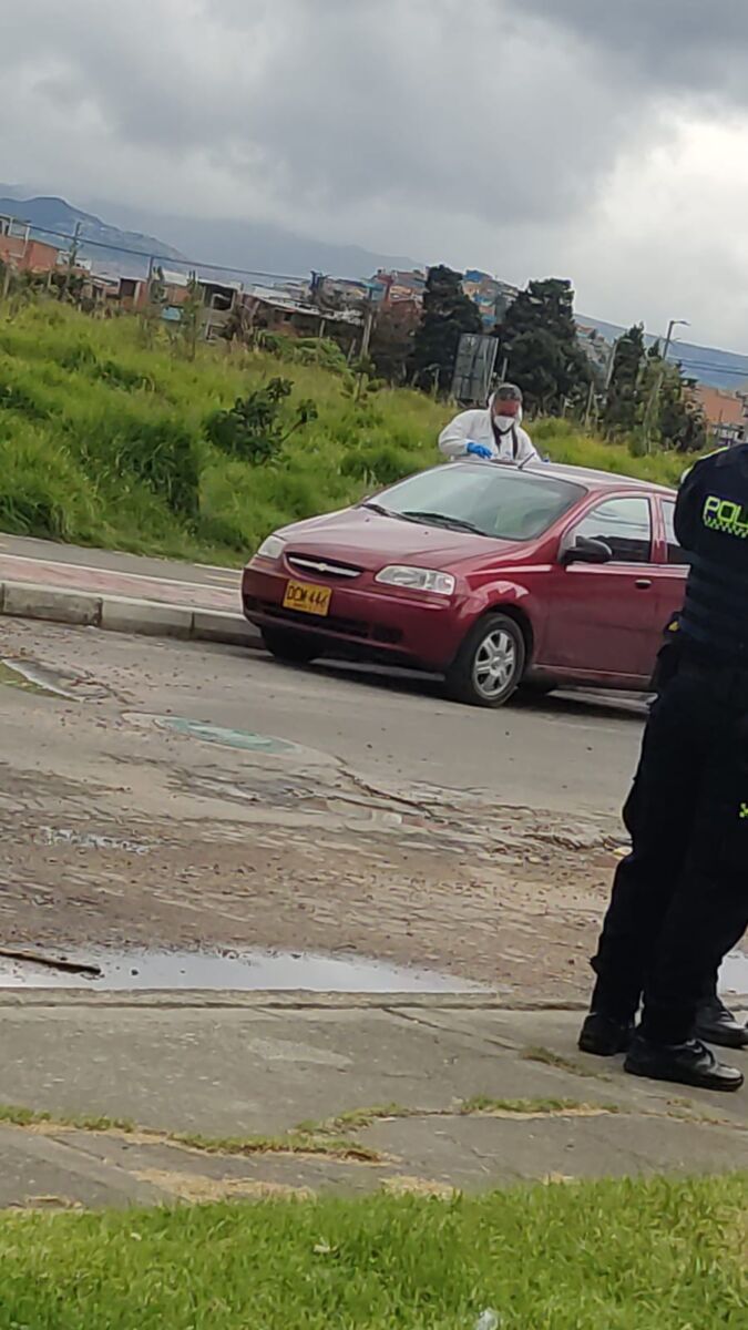 Muerte al interior de un vehículo en Ciudad Bolívar Los vecinos de un sector del barrio Arborizadora Baja, en Ciudad Bolívar, quedaron en shock tras el hallazgo de las autoridades, quienes investigan si el hombre se quitó la vida o lo asesinaron.