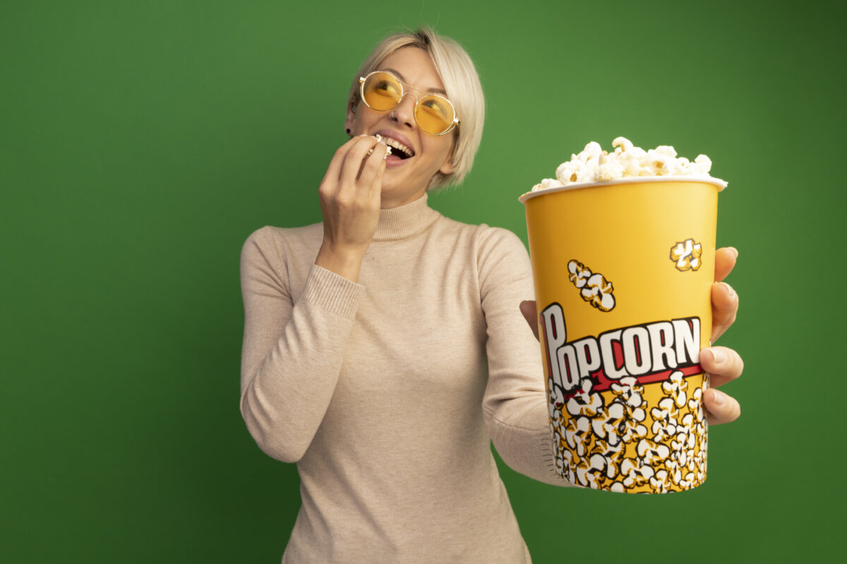 Un snack para ‘empelicularse’ 1 Un snack para ‘empelicularse’ Sabemos que las palomitas de maíz nunca perderán su popularidad. Son perfectas tanto para acompañar una película como para saciar el hambre de media tarde. Sin embargo, tomarlas con un poco de sal o embadurnadas de mantequilla puede llegar a aburrirnos.