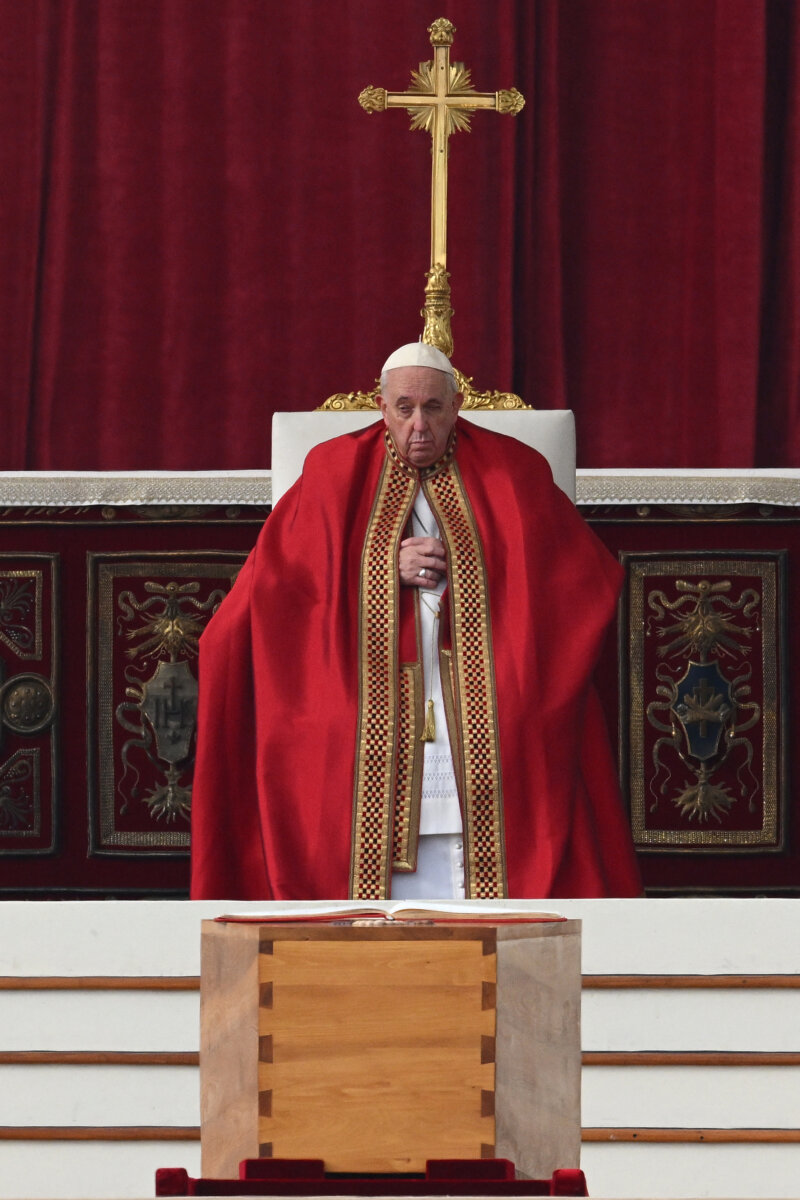Papa Francisco le dio su último adiós a Benedicto XVI ante miles de fieles El&nbsp;papa&nbsp;Francisco&nbsp;despidió este jueves por última vez a su predecesor Benedicto XVI, fallecido el sábado a los 95 años, durante el solemne funeral celebrado ante miles de fieles y personalidades de todo el mundo congregados en la plaza de San Pedro,.