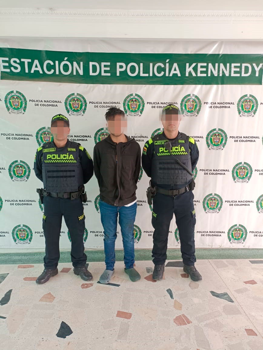 Puñalada mortal en Las Margaritas En la mañana de este 1° de enero, la tranquilidad de las calles del barrio Las Margaritas (Kennedy) se vio interrumpida, luego de que un joven fuera vilmente apuñalado en el pecho. Tristemente el hombre, de 21 años, falleció debido a la gravedad de su lesión.