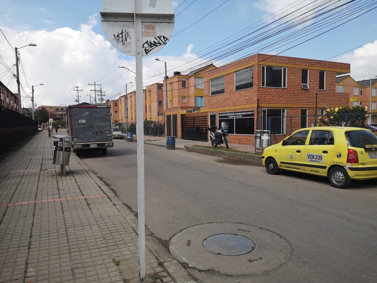 Puñalada mortal en Las Margaritas En la mañana de este 1° de enero, la tranquilidad de las calles del barrio Las Margaritas (Kennedy) se vio interrumpida, luego de que un joven fuera vilmente apuñalado en el pecho. Tristemente el hombre, de 21 años, falleció debido a la gravedad de su lesión.