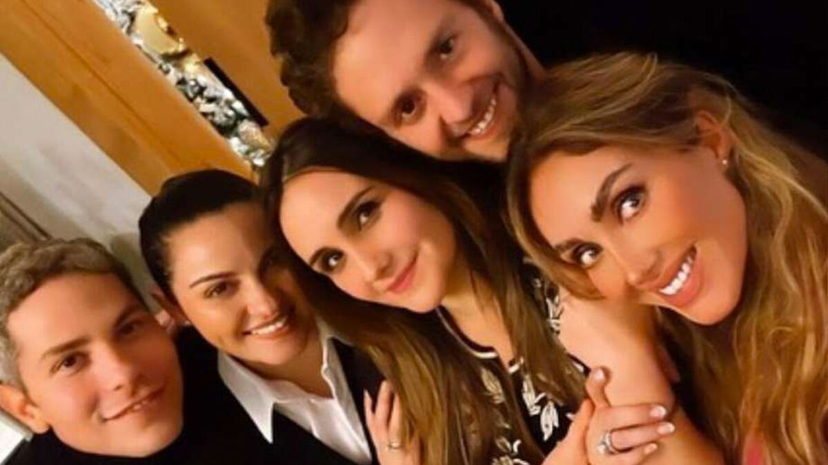 EN MEMES: Boletas de RBD vemos, endeudados no sabemos… 1 EN MEMES: Boletas de RBD vemos, endeudados no sabemos… Si usted tiene más de 30 años, vive en Colombia y estaba pasando al tusa porque RBD no tenía incluido a nuestro país en su gira de reencuentro, pues seguramente ya es uno de los que está rompiendo el marranito, haciendo balance financiero o, quizá, es un adulto independiente con gustos… bien dementes, para endeudarse y no perderse la fecha anunciada en Medellín.