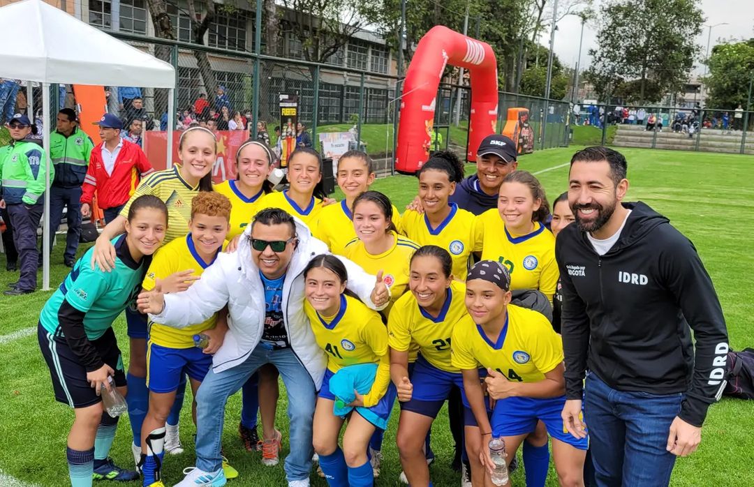 ¡No desaprovechan una! Mientras celebraban el título en torneo de fútbol en el Olaya los pillos las robaron A las jugadoras del equipo de fútbol Bacatá la consecución del título les salió cara por culpa de los ladrones, quienes les hurtaron los celulares en medio de la fiesta tras obtener el campeonato en el barrio Olaya, en la localidad de Rafael Uribe.