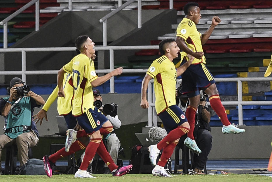 Estos serán los once inicialistas de Colombia para enfrentar a Argentina 1 Estos serán los once inicialistas de Colombia para enfrentar a Argentina A las 7:30 p.m. se dará el pitazo inicial del juego que definirá la clasificación de uno de los dos equipos al hexagonal final del campeonato que otorga cuatro cupos al Mundial de Fútbol de la categoría, que se disputará este año en Indonesia.