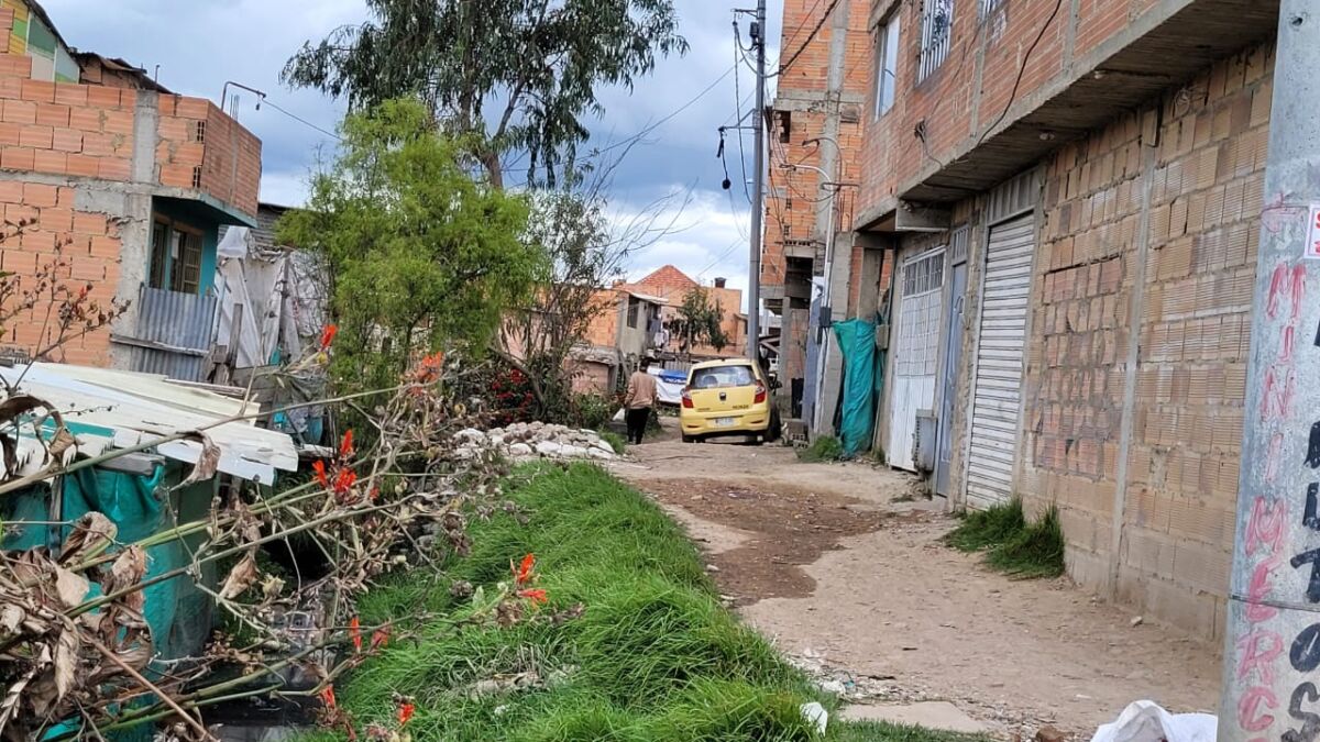 Vil asesinato de un joven en Bosa 1 Vil asesinato de un joven en Bosa El reloj estaba próximo a marcar las 7 de la noche del pasado sábado, cuando un sujeto que caminaba por las destartaladas calles del barrio Villa Celina, en Bosa, fue abordado por dos hombres.