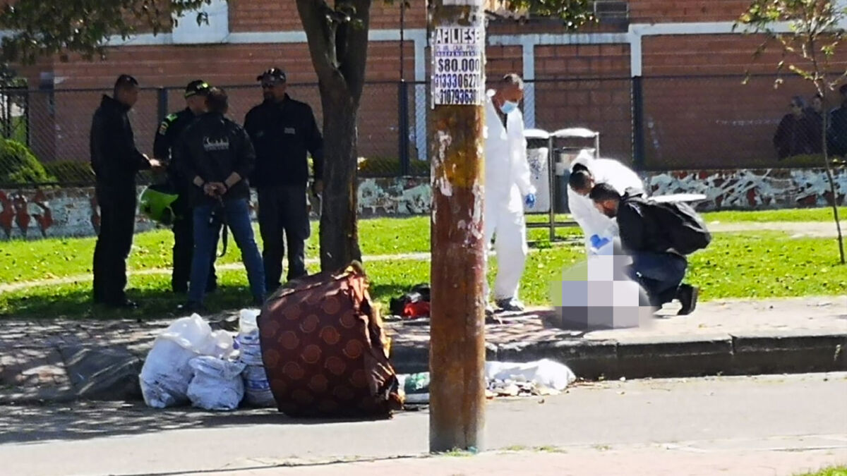 ¡Aterrador! Encontraron cuerpo envuelto en sábanas en parque de la localidad de Kennedy Otro cuerpo sin vida fue encontrado en plena vía pública en la mañana de este lunes en el barrio Las Margaritas, localidad de Kennedy.