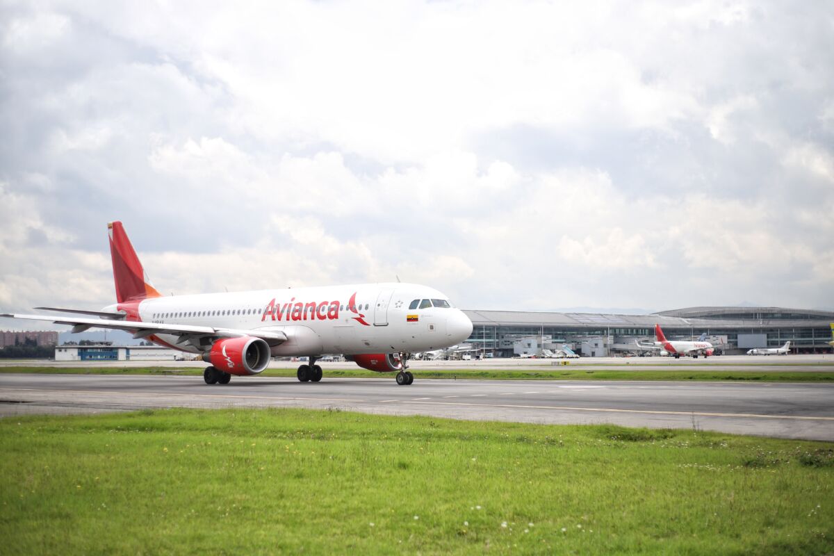 ¡Macabro hallazgo! Encuentran dos cadáveres en avión de Avianca en El Dorado 1 ¡Macabro hallazgo! Encuentran dos cadáveres en avión de Avianca en El Dorado En la mañana de sábado se dio a conocer que fueron hallados dos cuerpos sin vida dentro del tren de aterrizaje de un avión de Avianca que aterrizó en el aeropuerto El Dorado.