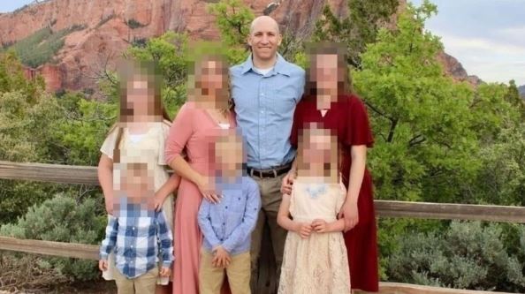 ¡Siniestro! Un hombre asesinó a su esposa, a su suegra y a sus 5 hijos 2 ¡Siniestro! Un hombre asesinó a su esposa, a su suegra y a sus 5 hijos Terrible masacre este jueves en Utah, en el Oeste de Estados Unidos, cuando un hombre de 42 años asesinó a toda su familia con un arma de fuego.