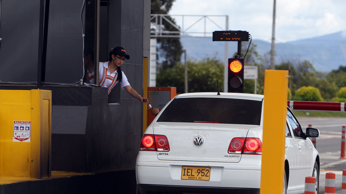 Presidente Petro dice que sancionará a concesiones que subieron peajes sin autorización A pesar de que la semana pasada, el ministro de Transporte, Guillermo Reyes, aseguró a varios medios de comunicación que el precio de los peajes concesionados de la ANI y el Invías no subirían en el comienzo de 2023, conductores denunciaron que sí subieron este lunes.