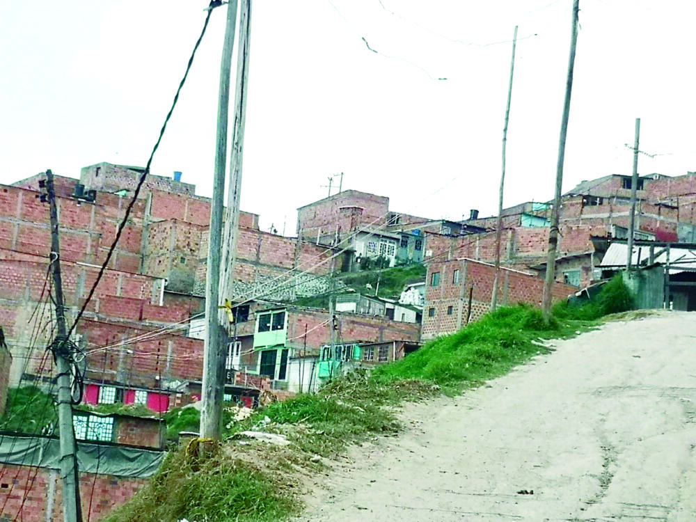 Hallazgo de un cuerpo en terreno baldío de Ciudad Bolívar A eso del mediodía de este sábado, la comunidad del sector de la invasión Villa Esperanza, en Ciudad Bolívar, angustiada llamó a las autoridades para reportarle el hallazgo del cuerpo sin vida de un hombre en un terreno baldío.