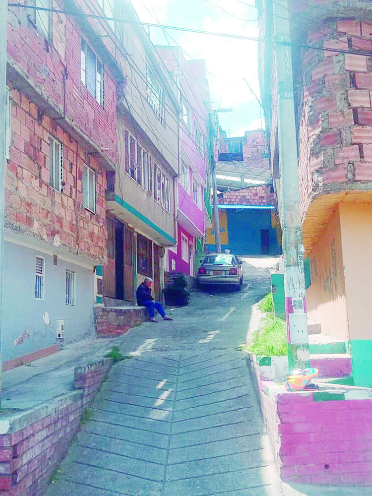 Madre e hijo, asesinados en cobarde ataque en Rafel Uribe 2 Madre e hijo, asesinados en cobarde ataque en Rafel Uribe La tremenda pelea que terminó en el doble crimen que hoy enluta a la familia Velandia Sepúlveda inició en la madrugada de ayer, pasada la 1 de la mañana. A las afueras de una cancha de tejo ubicada a la vuelta de la casa donde vivían los hoy fallecidos empezó la gresca.