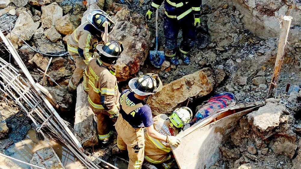 1 muerto y 2 heridos deja colapso de estructura en Tunjuelito En las últimas horas, los oficiales de Bomberos de las estaciones de Venecia y Kennedy atendieron las maniobras de rescate de tres personas que quedaron atrapadas tras el colapso de una estructura en la calle 45A sur con carrera 53, en la localidad de Tunjuelito.