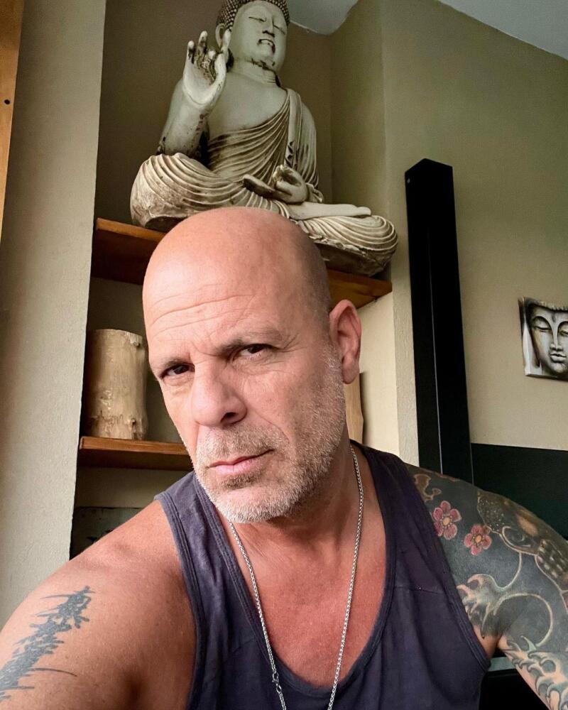 La enfermedad mental que doblegó a Bruce Willis 2 La enfermedad mental que doblegó a Bruce Willis Bruce Willis padece actualmente de una demencia frontotemporal senil, la cual es una enfermedad mental neurodegenerativa.