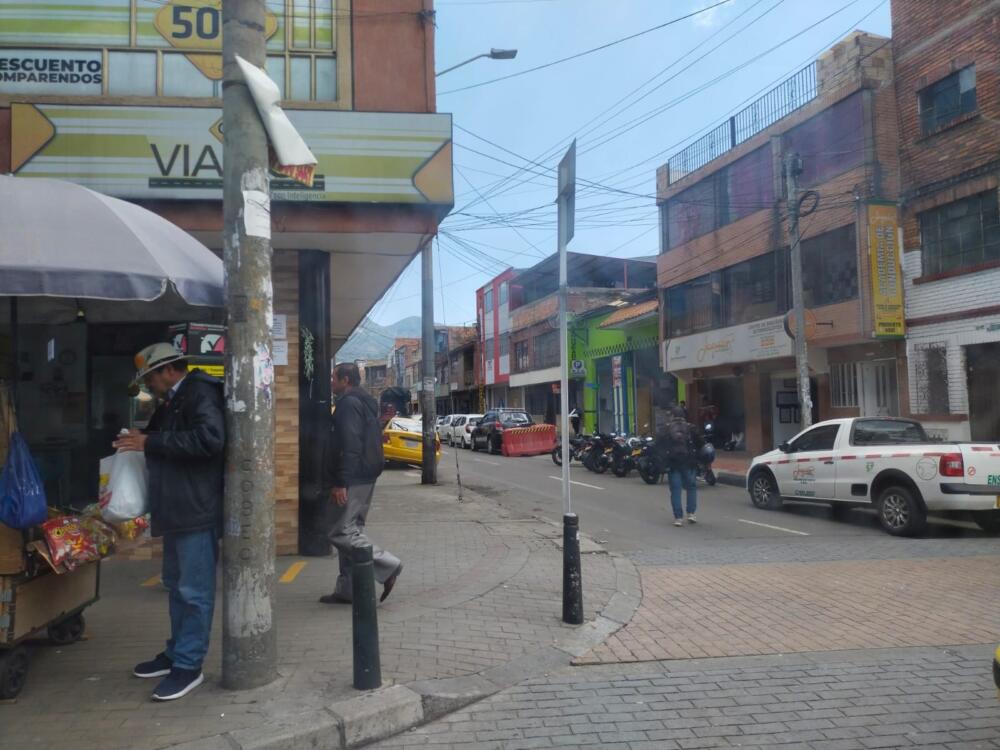 Asesinan a vendedor en el Restrepo 1 Asesinan a vendedor en el Restrepo El hoy occiso, identificado como César Augusto Clavijo, quien trabajaba como vendedor informal en inmediaciones de la Carrera 16 con Calle 20 Sur, fue abordado por su verdugo cuando iba caminando por la zona.