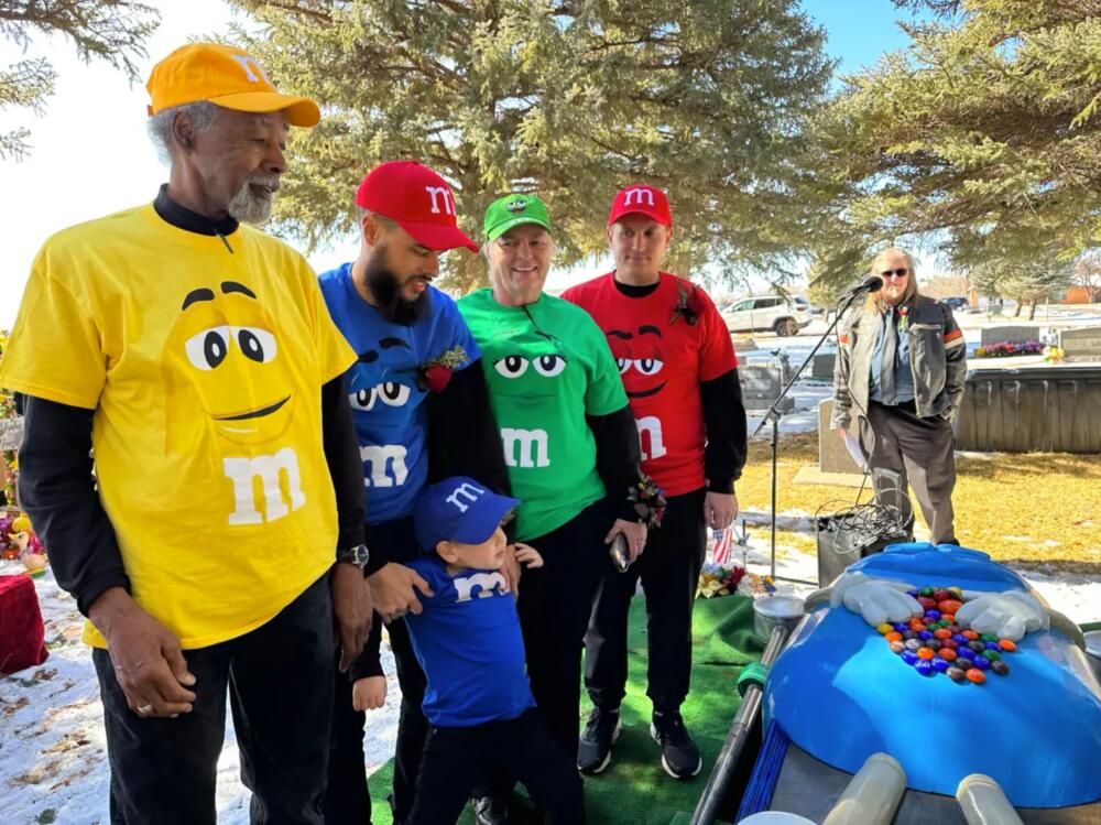 A abuelita le cumplieron su deseo de ser enterrada en ataúd de M&M's Mary Ester Stocks Martin Gaily será recordada para siempre como la abuelita que fue enterrada con el ataúd más creativo, dulce y tierno de todos, pues su última voluntad era que su cuerpo reposara en una caja en forma de M&M's. Y así fue.