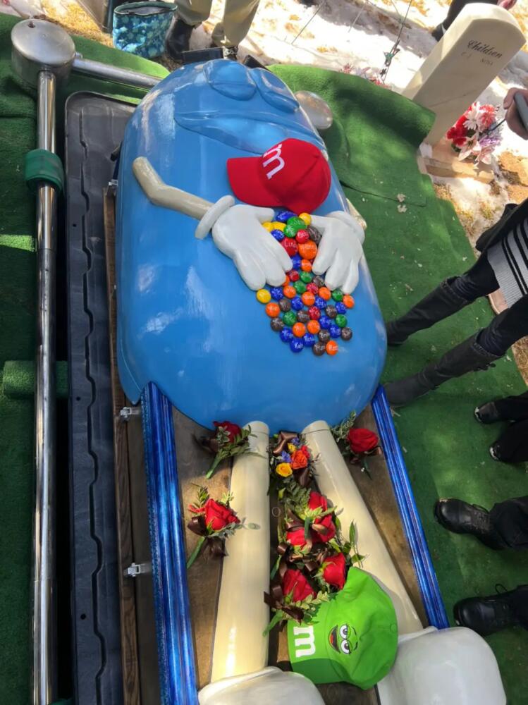 A abuelita le cumplieron su deseo de ser enterrada en ataúd de M&M's Mary Ester Stocks Martin Gaily será recordada para siempre como la abuelita que fue enterrada con el ataúd más creativo, dulce y tierno de todos, pues su última voluntad era que su cuerpo reposara en una caja en forma de M&M's. Y así fue.