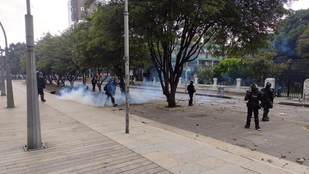 A esta hora: disturbios entre estudiantes de la Pedagógica y el Esmad A esta hora se están presentando fuertes enfrentamientos entre estudiantes de la Universidad Pedagógica y agentes del Esmad en el sector de Chapinero, exactamente a la altura de la Carrera 11 con Calle 72.