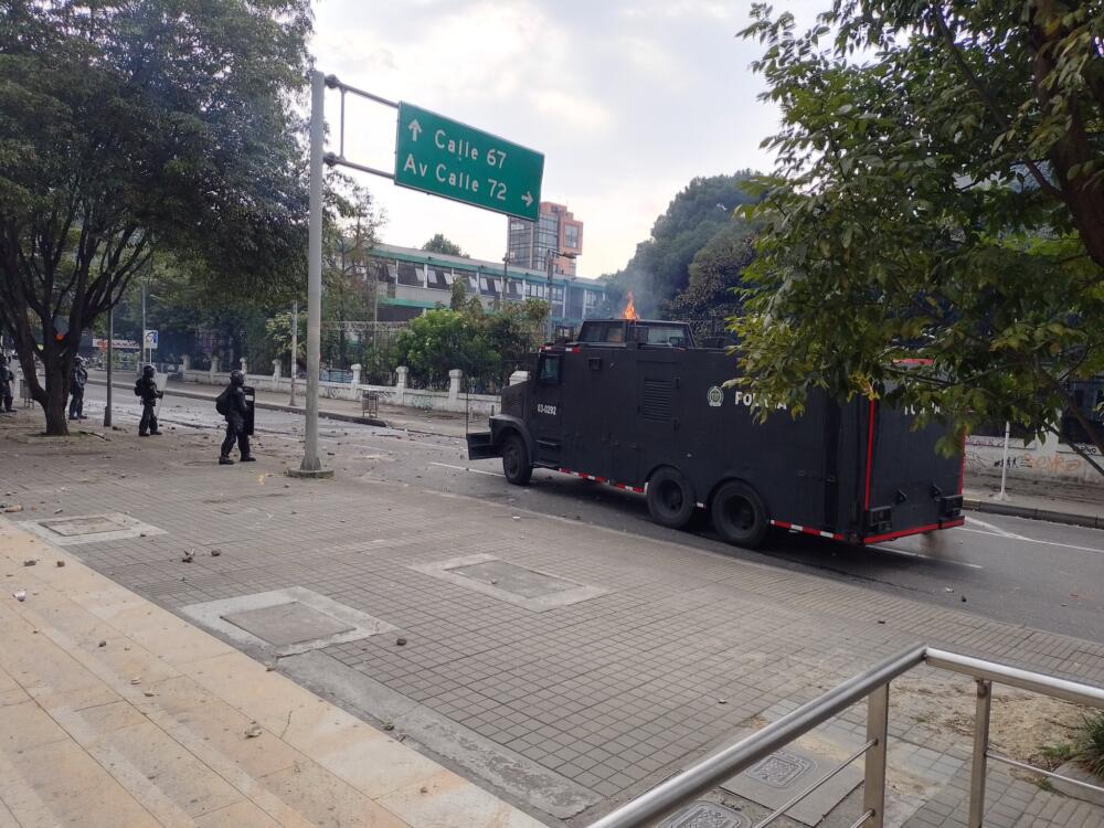 A esta hora: disturbios entre estudiantes de la Pedagógica y el Esmad A esta hora se están presentando fuertes enfrentamientos entre estudiantes de la Universidad Pedagógica y agentes del Esmad en el sector de Chapinero, exactamente a la altura de la Carrera 11 con Calle 72.