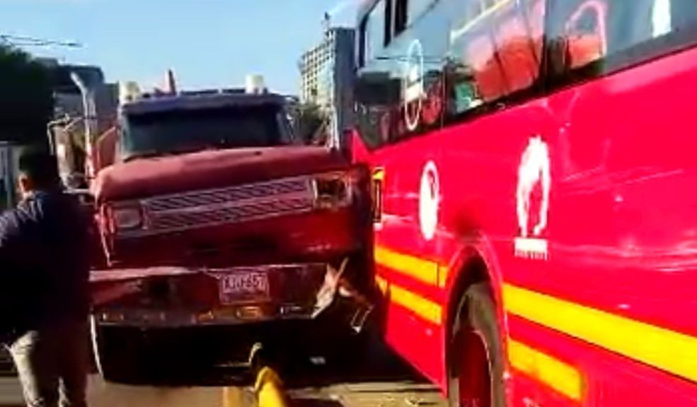 Aparatoso accidente de tránsito entre dos vehículos y un TransMilenio 4 Aparatoso accidente de tránsito entre dos vehículos y un TransMilenio En las últimas horas se registró un aparatoso accidente de tránsito entre dos vehículos y un TransMilenio. Tome vías alternas porque hay congestión.