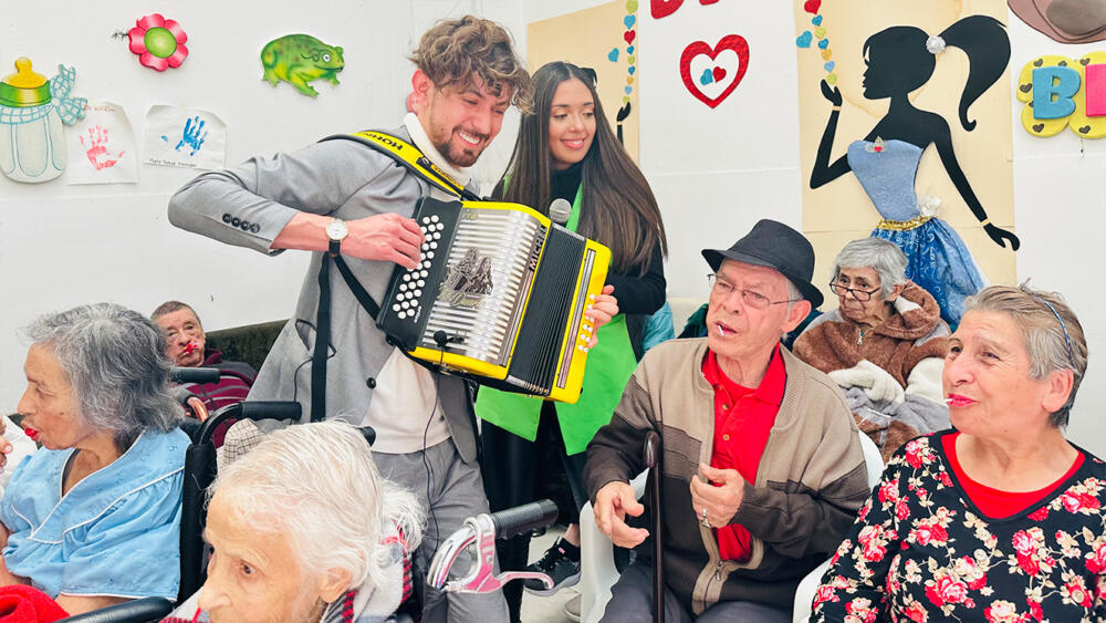 Aires de acordeón para alegrar a los abuelos Entre risas y aplausos rítmicos, los abuelos del hogar geriátrico La Divina Esperanza, en San Cristóbal, reciben la visita de los hermanos Michael y Lorena, o como se hacen llamar 'Los Duarte'.