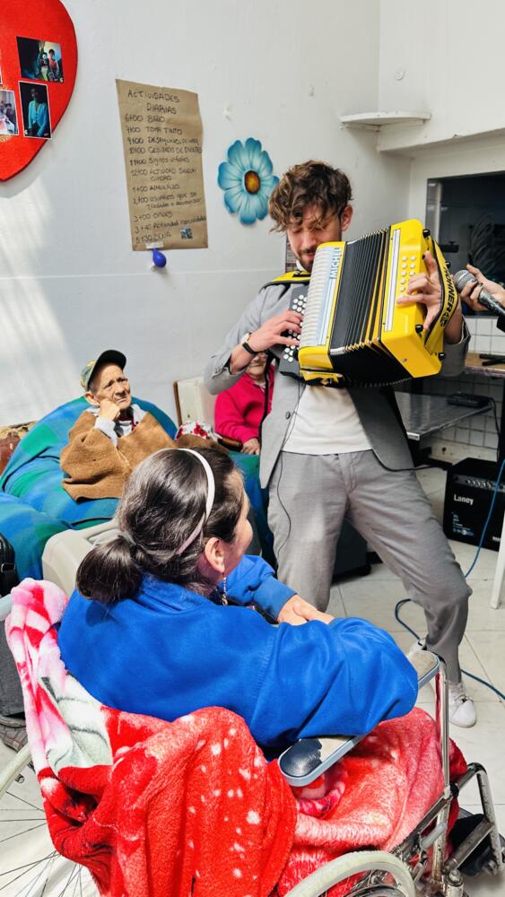 Aires de acordeón para alegrar a los abuelos Entre risas y aplausos rítmicos, los abuelos del hogar geriátrico La Divina Esperanza, en San Cristóbal, reciben la visita de los hermanos Michael y Lorena, o como se hacen llamar 'Los Duarte'.