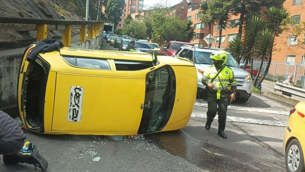 Aparatoso accidente de taxi en la Av. Circunvalar 2 Aparatoso accidente de taxi en la Av. Circunvalar A esta hora se presenta gran congestión sobre la Avenida Circunvalar con calle 91, sentido Sur-Norte, debido a un aparatoso accidente de tránsito de un taxi, que se volcó en esta principal avenida a eso de las 10 de la mañana de este martes.