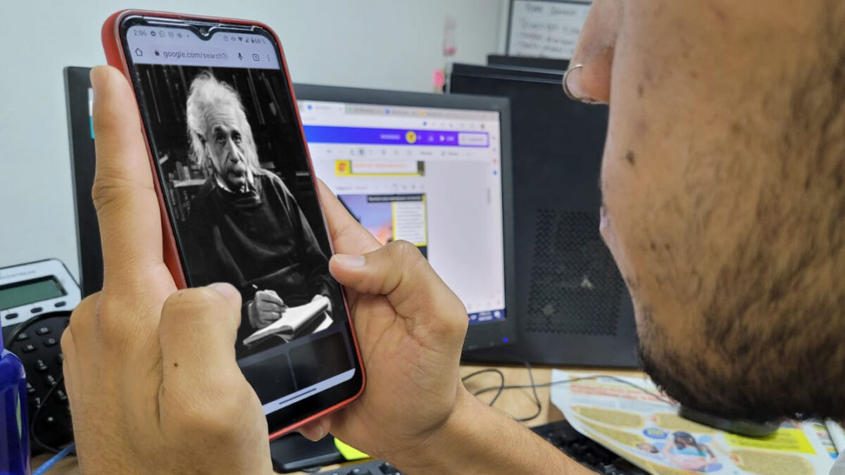 App para chatear con personajes históricos Romper las barreras del tiempo con la tecnología ha despertado la inquietud en la humanidad, por ejemplo: ¿qué opinaría el símbolo sexual del cine, Marilyn Monroe, de los movimientos feministas? Esta pregunta y muchas más pueden ser planteadas a esta y a otras 20.000 personalidades de la historia que se encuentran en la recién lanzada App