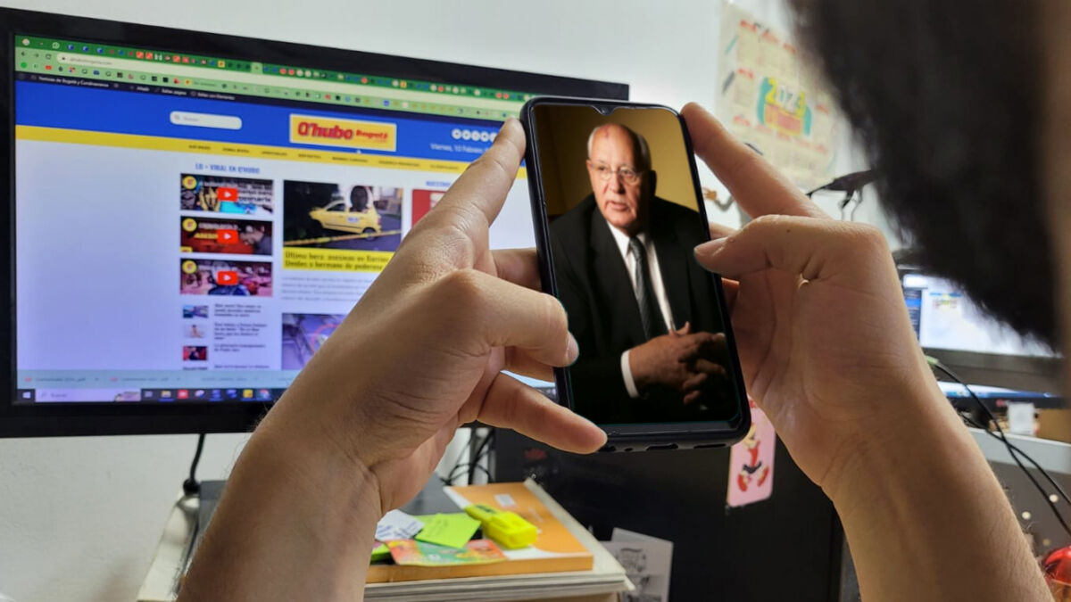 App para chatear con personajes históricos Romper las barreras del tiempo con la tecnología ha despertado la inquietud en la humanidad, por ejemplo: ¿qué opinaría el símbolo sexual del cine, Marilyn Monroe, de los movimientos feministas? Esta pregunta y muchas más pueden ser planteadas a esta y a otras 20.000 personalidades de la historia que se encuentran en la recién lanzada App