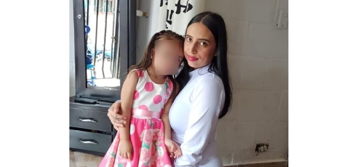 ESPECIALES Q'HUBO: Así fue el crimen de la pequeña Salomé que conmocionó al país La pequeña Salomé Puentes Arias, de tan solo 4 años, fue brutalmente asesinada por, presuntamente, su padrastro, quien también habría herido en 15 oportunidades a la mamá de la víctima, una joven de 25 años identificada como Andrea Estefanía Arias.