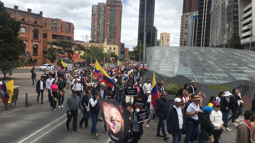 Así avanza la jornada de manifestaciones en Bogotá #AsíPasó Las manifestaciones han afectado algunas vías y el cierre de estaciones de TrasnMilenio.