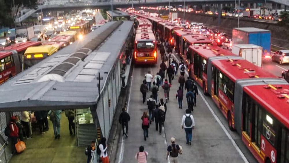 Ciudadanos siguen sufriendo para regresar a sus casas por protestas en la Universidad Nacional Por cuenta de las manifestaciones presentaciones por la Universidad Nacional, varios ciudadanos tuvieron que caminar tras el cierre de varias estaciones por cuenta de los vándalos.