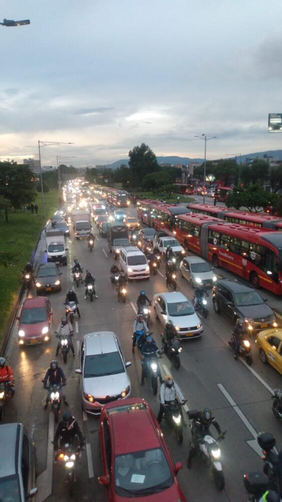 Pilas, Movilidad aclara que no hay cambios en el pico y placa por la calidad del aire En la mañana de este domingo, la Alcaldía de Bogotá, junto a las secretarías de Movilidad y Ambiente, afirmaron que no se han tomado medidas restrictivas con respecto a la calidad del aire.