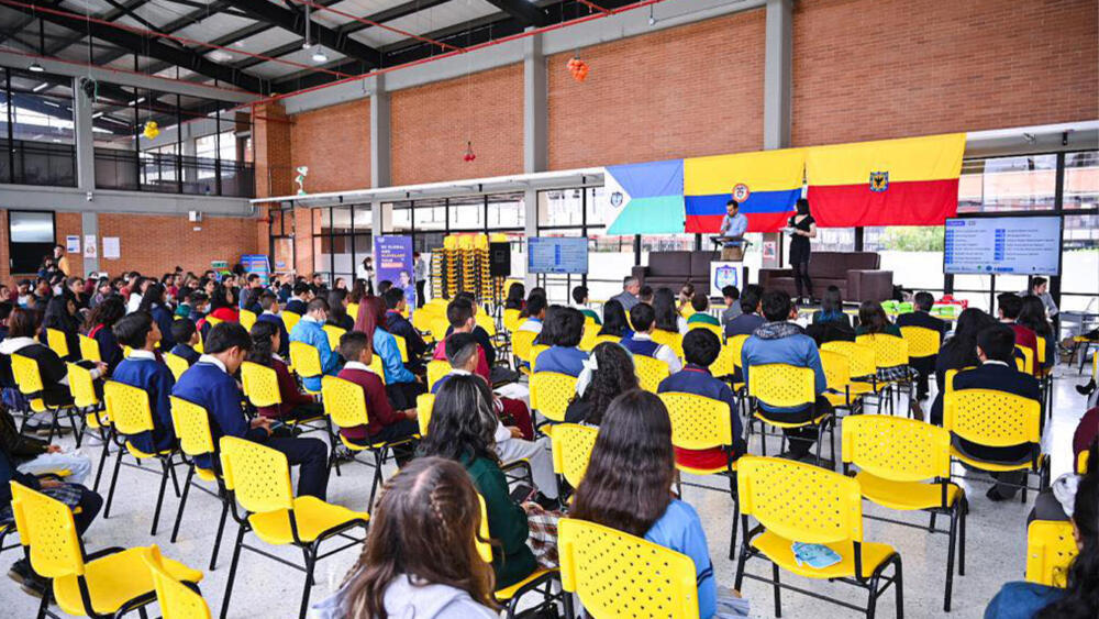Aún hay cupos en colegios oficiales La Secretaría Distrital de Educación les informa a los padres de familia que aún hay cupos disponibles en los colegios oficiales de la capital.