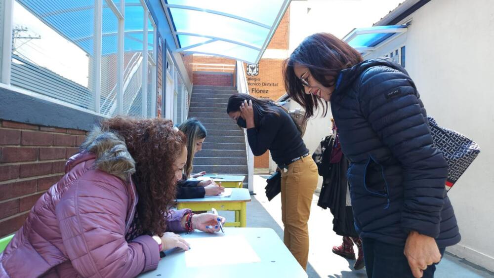 Aún hay cupos en colegios oficiales La Secretaría Distrital de Educación les informa a los padres de familia que aún hay cupos disponibles en los colegios oficiales de la capital.