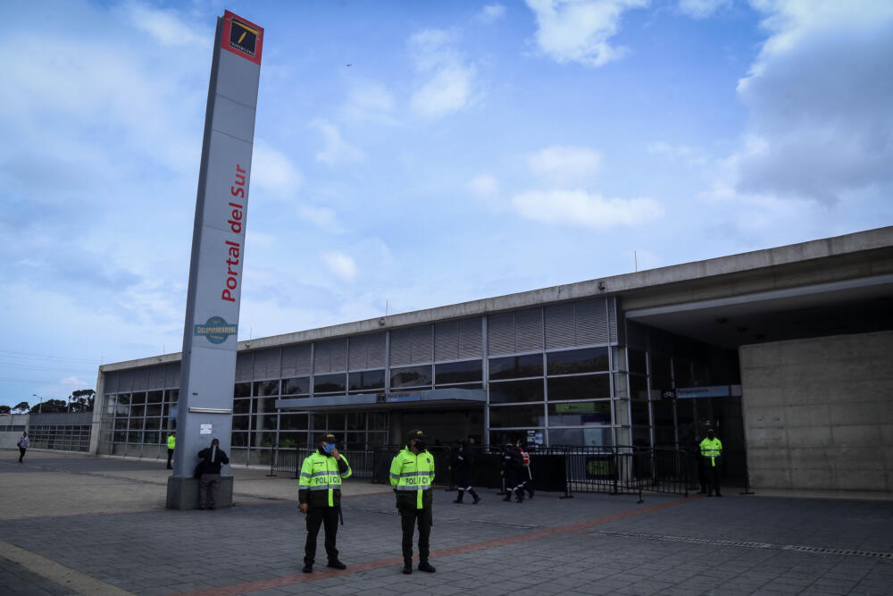 VIDEO: mujer dio a luz en el Portal del Sur de TransMilenio 5 VIDEO: mujer dio a luz en el Portal del Sur de TransMilenio El pasado sábado 25 de febrero, una mujer dio a luz a una bebé en perfectas condiciones de salud en las instalaciones del Portal del Sur de TransMilenio.