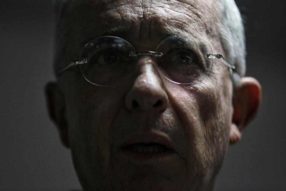 Suspendida la audicienda de Uribe por amenazas al abogado Miguel Ángel del Río 1 Suspendida la audicienda de Uribe por amenazas al abogado Miguel Ángel del Río Este miércoles estaba prevista la intervención del abogado Miguel Ángel del Río, quien horas antes solicitó aplazar la audiencia para el próximo lunes.