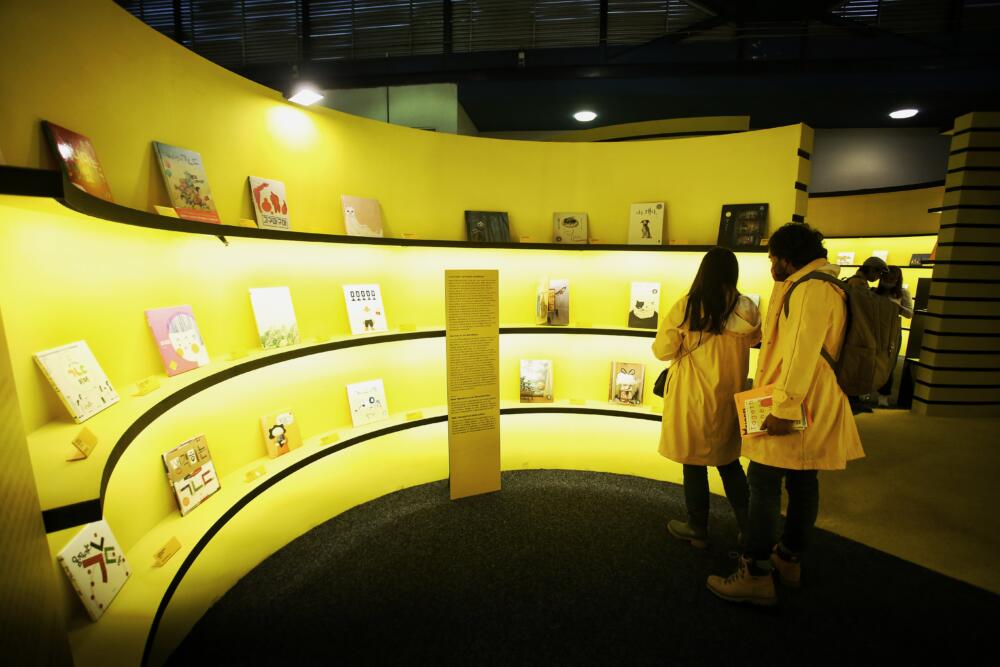 Editoriales colombianas viajan a la Feria del Libro de Bolonia El Salmón, Siete gatos, Lazo libros y Monigote fueron seleccionadas para asistir a la Feria del Libro de Bolonia (Italia), dedicado a la literatura infantil y juvenil.