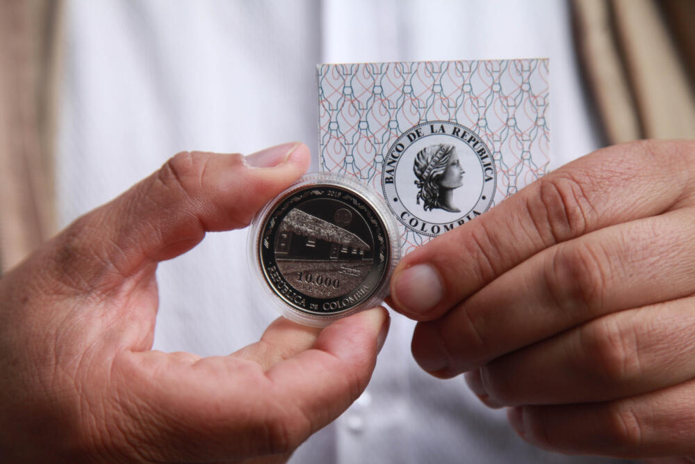 Banco de la República planea lanzar una moneda conmemorativa por sus 100 años 1 Banco de la República planea lanzar una moneda conmemorativa por sus 100 años El Banco de La República cumplirá 100 años en julio de este año. A modo de celebración, el Emisor planea lanzar una moneda conmemorativa que estaría disponible en el cuarto trimestre. Además, se lanzará una serie de publicaciones sobre la historia del Banco y del área cultural.