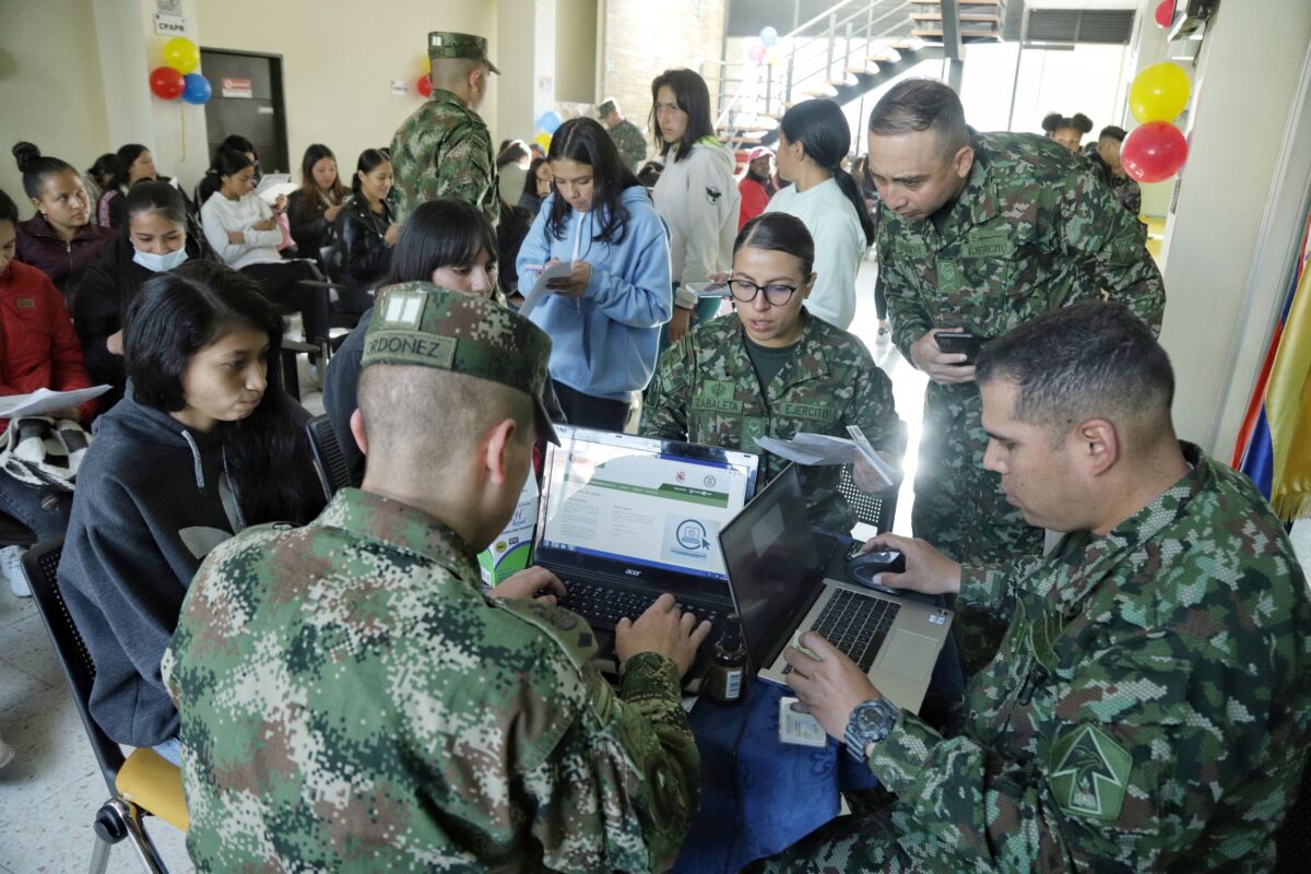 Masiva asistencias de mujeres en Bogotá para prestar servicio militar 8 Masiva asistencias de mujeres en Bogotá para prestar servicio militar Desde hoy hasta el 17 del mismo mes de 2023, el Ejército abrió las convocatorias para la prestación del servicio militar, en las cuales, como no ocurría desde hace 30 años, podrán presentarse también mujeres.