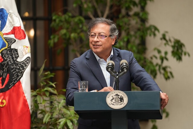 Gobierno de Colombia enviará expertos para que ayuden a apagar incendios en Chile Ante la ola de incendios que atraviesa Chile, a causa de los incendios forestales que se han registrado en los últimos días, el presidente de Colombia, Gustavo Petro, anunció a través de su cuenta de Twitter la ayuda que enviará a ese país.