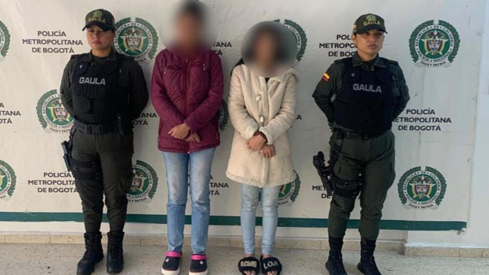 Capturadas por extorsionar a la jefe de su mamá: le decían que eran el Tren de Aragua Dos mujeres fueron capturadas en las últimas horas por el grupo anti-extorsión de la Policía Metropolitana de Bogotá en la localidad de Ciudad Bolívar. Ambas aprehendidas son acusadas de extorsionar a la jefe de su mamá.