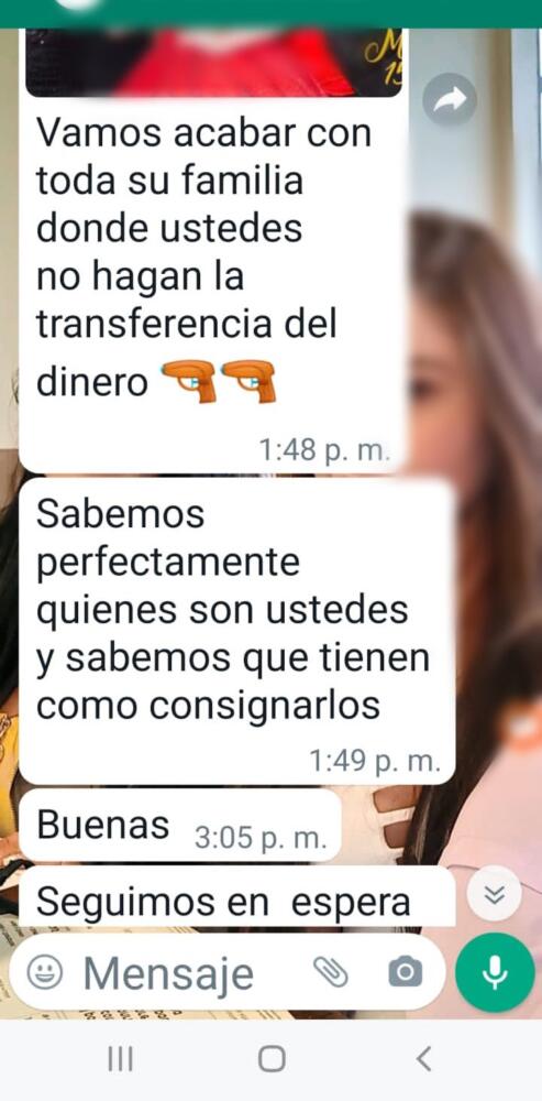 Capturadas por extorsionar a la jefe de su mamá: le decían que eran el Tren de Aragua Dos mujeres fueron capturadas en las últimas horas por el grupo anti-extorsión de la Policía Metropolitana de Bogotá en la localidad de Ciudad Bolívar. Ambas aprehendidas son acusadas de extorsionar a la jefe de su mamá.