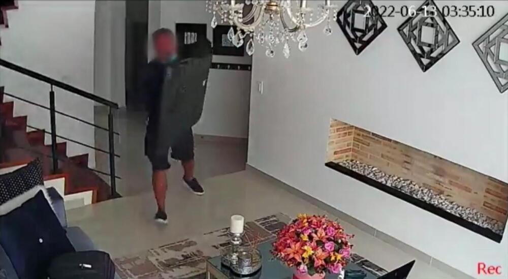 Capturan a 12 personas que robaban viviendas en Bogotá En las últimas horas se capturaron a 12 personas que pertenecían a tres bandas delincuenciales dedicadas al robo de viviendas en la capital.