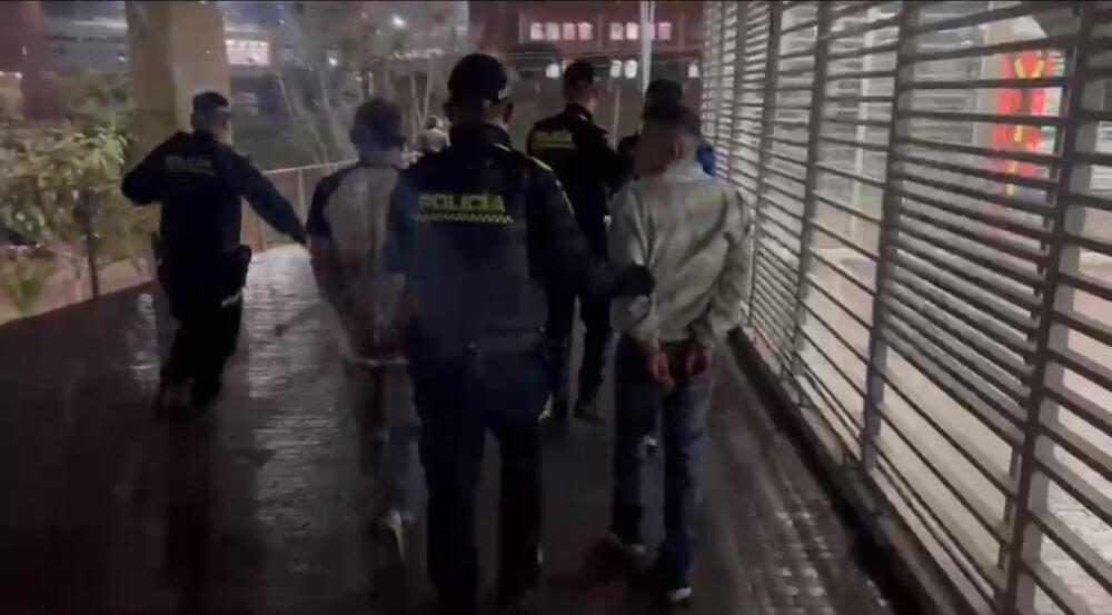 Capturan a 3 peligrosos hermanos que llevaban una vida llena de delitos en Ciudad Bolívar En el barrio Altos de Jalisco, ubicado en la localidad de Ciudad Bolívar, las autoridades lograron la captura de tres delincuentes acusados de varios delitos y de sembrar terror en el sur de la capital.