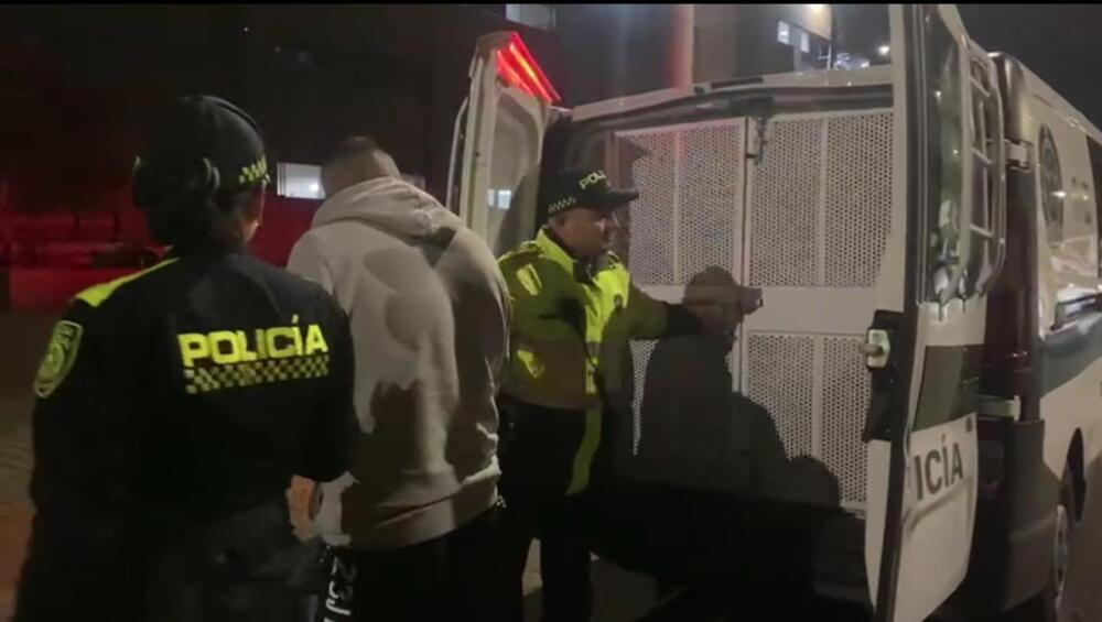 Capturan a peligroso cabecilla en Puente Aranda: tenía circular azul de Interpol Al finalizar la tarde de este lunes, la Policía Metropolitana de Bogotá informó que logró capturar a alias 'El gordo', un peligroso delincuente que es señalado de ser el cabecilla de un grupo delincuencial que se disputaba el control de venta de estupefacientes en el centro de Bogotá.
