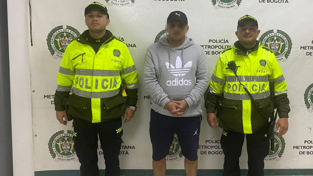 Capturan a peligroso cabecilla en Puente Aranda: tenía circular azul de Interpol Al finalizar la tarde de este lunes, la Policía Metropolitana de Bogotá informó que logró capturar a alias 'El gordo', un peligroso delincuente que es señalado de ser el cabecilla de un grupo delincuencial que se disputaba el control de venta de estupefacientes en el centro de Bogotá.