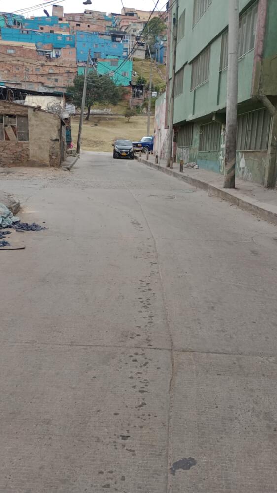 Ciudad Bolívar: Jesús murió tras ser apuñalado en el barrio México 2 Ciudad Bolívar: Jesús murió tras ser apuñalado en el barrio México La víctima del ataque a puñal en Ciudad Bolívar alcanzó a ser trasladado al Hospital de Meissen, que está a pocas cuadras del lugar, pero minutos después los galenos confirmaron su deceso.
