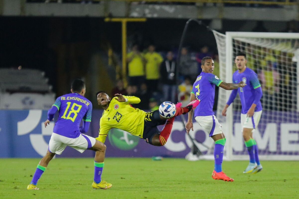 Colombia, ya clasificada al Mundial, empató 0 a 0 frente a Brasil 1 Colombia, ya clasificada al Mundial, empató 0 a 0 frente a Brasil La Selección Colombia logró anoche su objetivo de clasificar al Mundial Sub 20 de Indonesia.