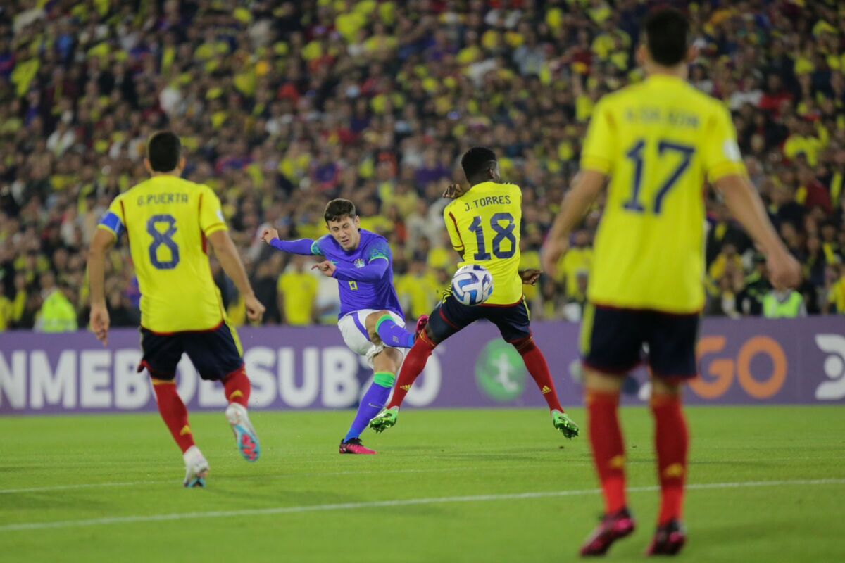 Colombia, ya clasificada al Mundial, empató 0 a 0 frente a Brasil 2 Colombia, ya clasificada al Mundial, empató 0 a 0 frente a Brasil La Selección Colombia logró anoche su objetivo de clasificar al Mundial Sub 20 de Indonesia.